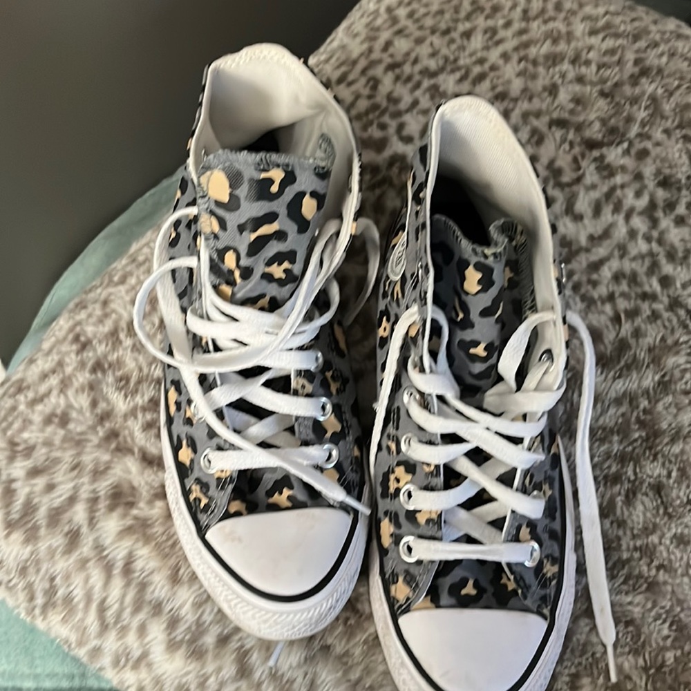 Women’s high top converse sz 7.  Very good condition.  Gray leopard